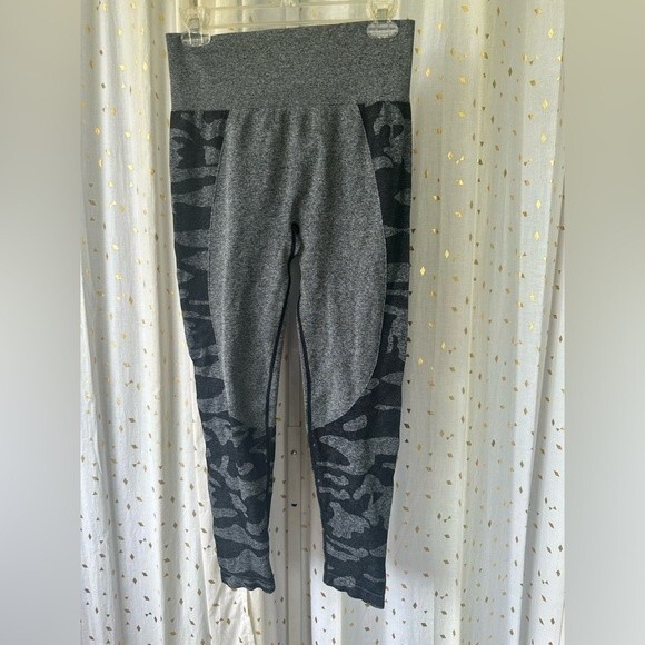 Maxxim Women's Booty Lifting Seamless Camouflage Pattern Workout Leggings Size L - Picture 4 of 6